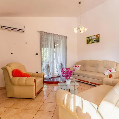 Vakantiehuis Lovely In With Kitchen